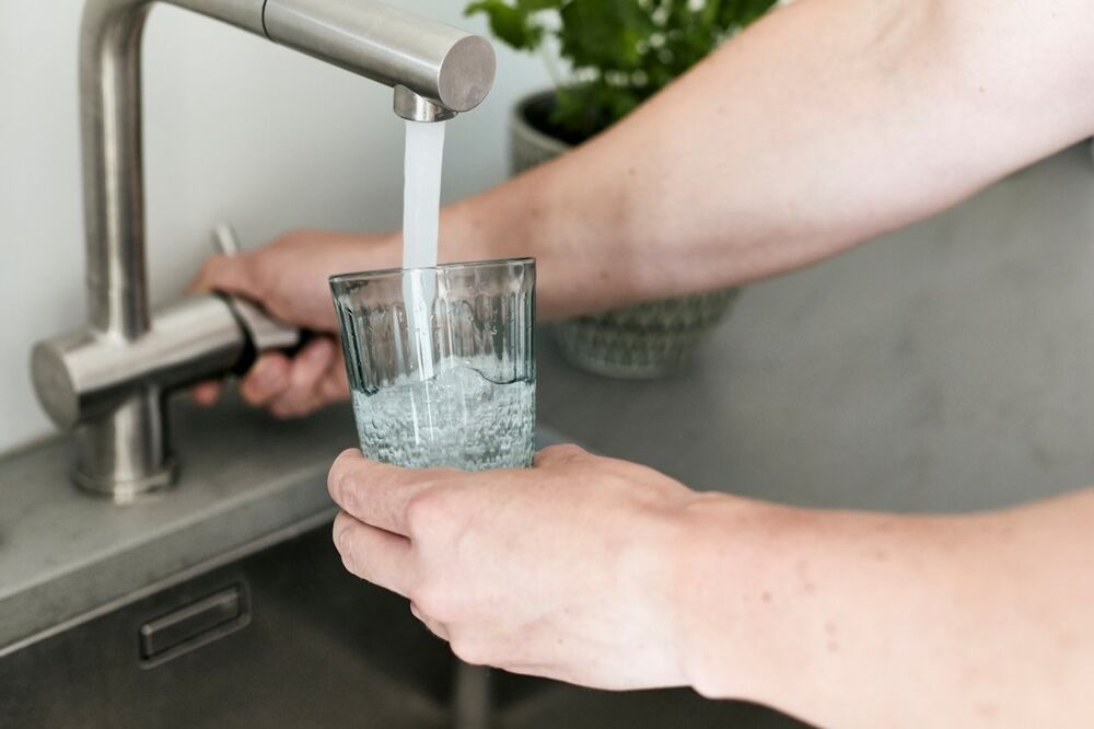 Vor der Konsumation sollte das Wasser laufen gelassen werden, bis es kalt und frisch aus dem Hahn fliesst.